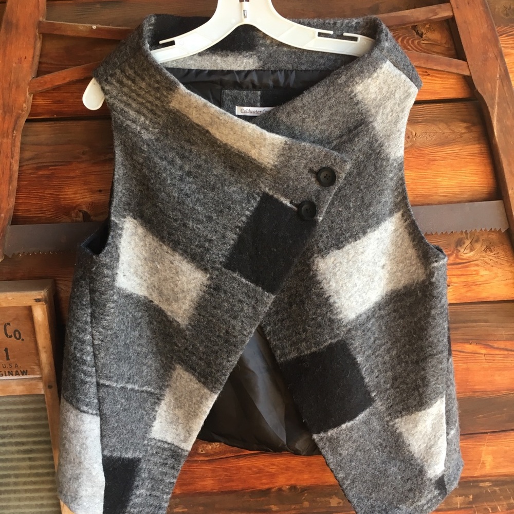 Coldwater Creek cape. L14-16 fully lined in black